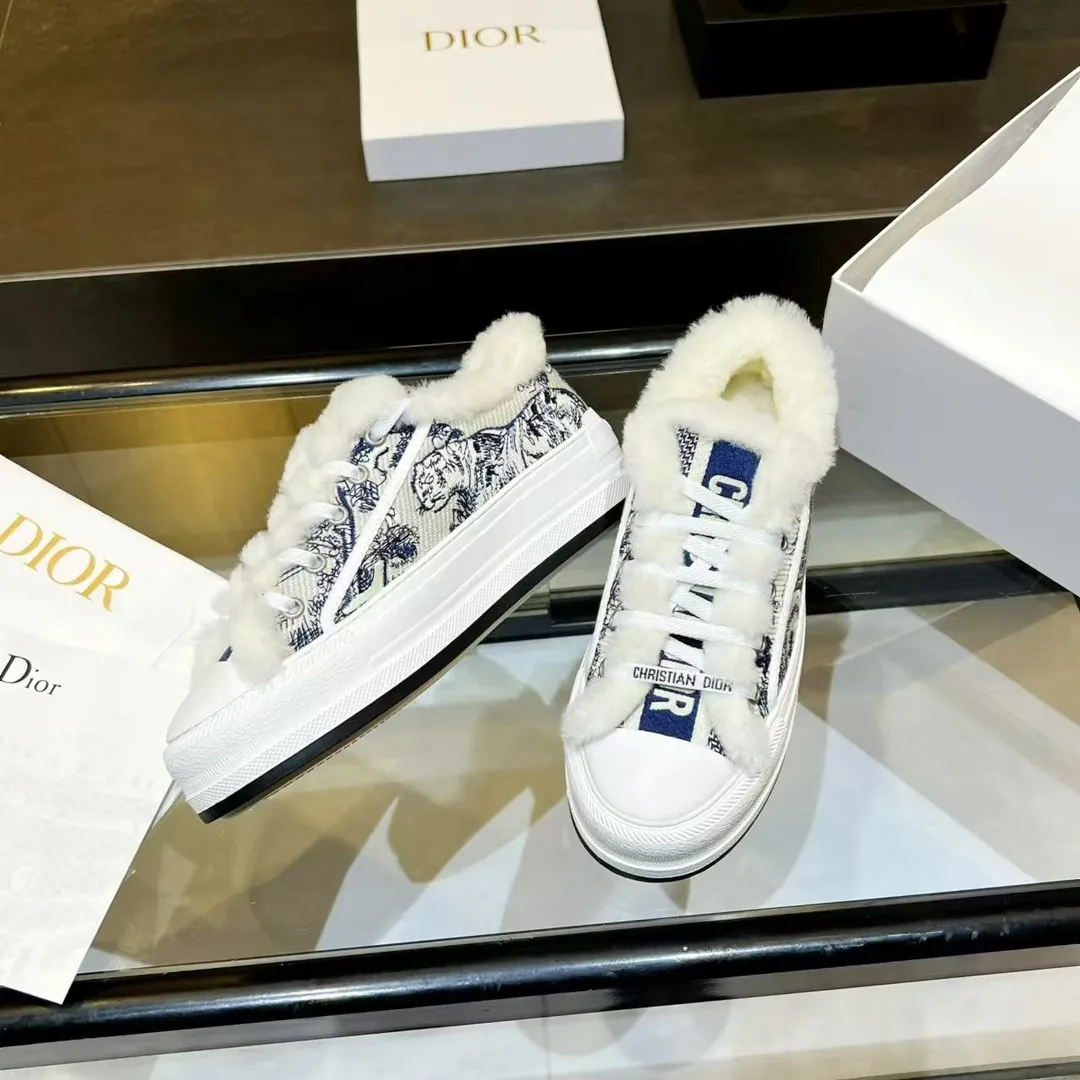 👟👟Ex-factory price 640👟👟——Dior Dior embroidered thick-soled wool casual shoes, fur shoes 𝐃𝐈𝐎𝐑 𝐖𝐚𝐥𝐤'𝐧 Dior presbyopic embroidered wool thick-soled canvas shoes, casual sports shoes, this Walk'n'Dior Thick-soled sneakers are a stylish piece that elevate the collection. Oblique printed cotton embroidered upper with comfortable platform sole, tongue and Christian Dior Paris signature laces. Can add fashionable temperament to all kinds of casual looks. Original custom-made imported Oblique printed embroidery fabric. Imported soft sheepskin lining. Original exclusive open-molded TPU material outsole. Bottom thickness 4.5CM. Size: Women's 35-41 (custom-made 41 is non-refundable)